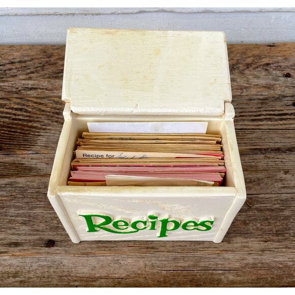 VIntage 1970s Faux white Wood Floral Recipe Box with Recipes Retro - Picture 2 of 10